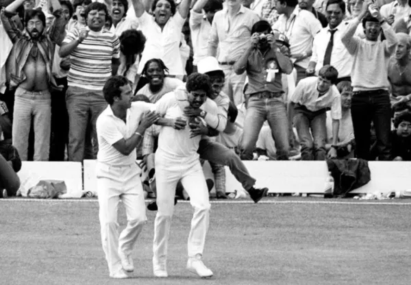 Kapil Dev With Cricket Team